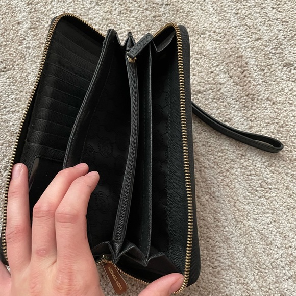 Michael Kors zipper wallet - Picture 5 of 5